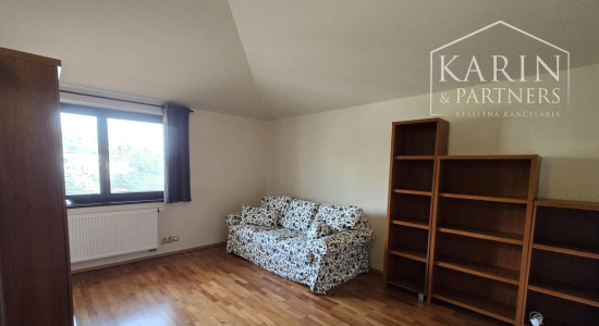 Prenájom – 4 izbový exkluzívny byt s nádherným výhľadom na Hradnom kopci – BA I Staré mesto