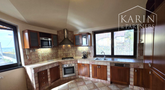 Prenájom – 4 izbový exkluzívny byt s nádherným výhľadom na Hradnom kopci – BA I Staré mesto