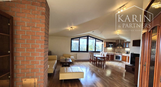 Prenájom – 4 izbový exkluzívny byt s nádherným výhľadom na Hradnom kopci – BA I Staré mesto