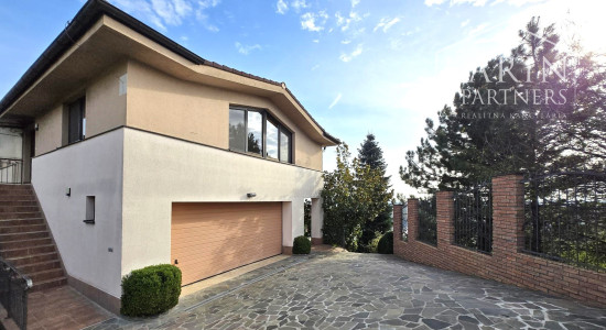 Prenájom – 4 izbový exkluzívny byt s nádherným výhľadom na Hradnom kopci – BA I Staré mesto