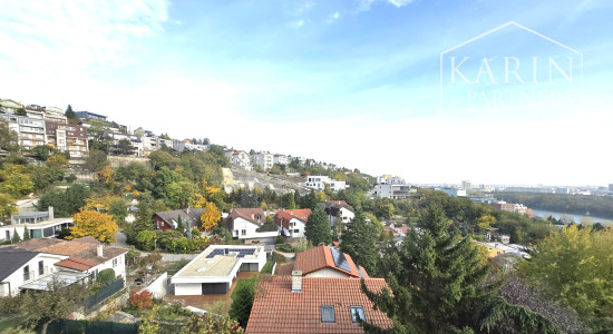 Prenájom – 4 izbový exkluzívny byt s nádherným výhľadom na Hradnom kopci – BA I Staré mesto