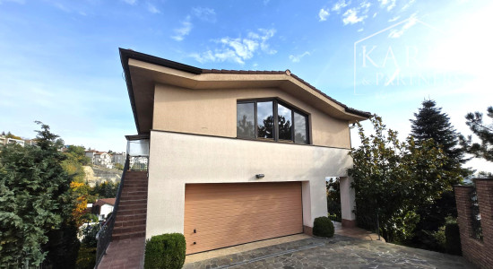 Prenájom – 4 izbový exkluzívny byt s nádherným výhľadom na Hradnom kopci – BA I Staré mesto