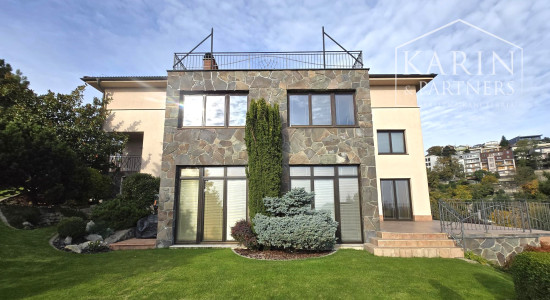 Prenájom – 4 izbový exkluzívny byt s nádherným výhľadom na Hradnom kopci – BA I Staré mesto