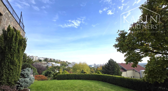 Prenájom – 4 izbový exkluzívny byt s nádherným výhľadom na Hradnom kopci – BA I Staré mesto