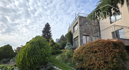 Prenájom – 4 izbový exkluzívny byt s nádherným výhľadom na Hradnom kopci – BA I Staré mesto