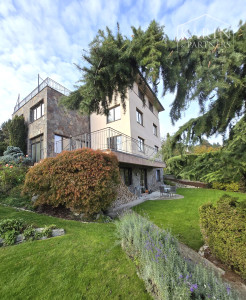 Prenájom – 4 izbový exkluzívny byt s nádherným výhľadom na Hradnom kopci – BA I Staré mesto