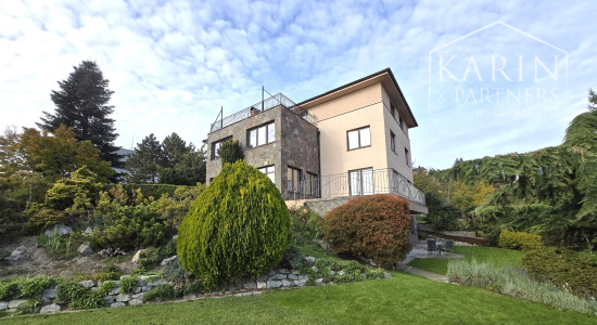 Prenájom – 4 izbový exkluzívny byt s nádherným výhľadom na Hradnom kopci – BA I Staré mesto