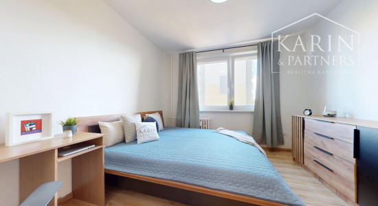 KOMPLETNE ZREKONŠTRUOVANÝ A ZARIADENÝ 2I BYT S PIVNICOU