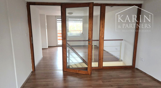 Predaj - 5 izbový, dvojgeneračný rodinný dom - Rajka Maďarsko