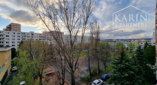 SÚRNE HĽADÁME DVOJGARSÓNKU V PETRŽALKE!