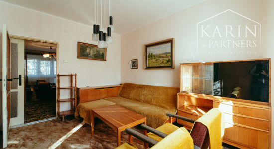 PRIESTRANNÝ 2i BYT S LOGGIOU A DVOMA PIVNICAMI