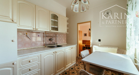 PRIESTRANNÝ 2i BYT S LOGGIOU A DVOMA PIVNICAMI