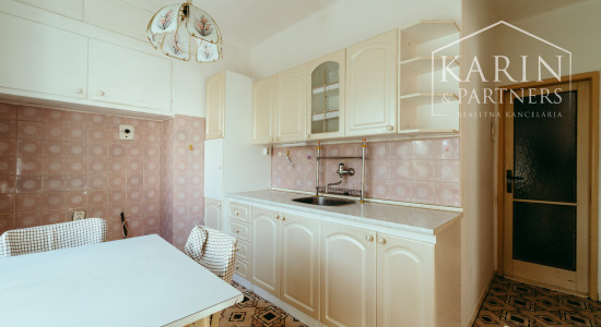 PRIESTRANNÝ 2i BYT S LOGGIOU A DVOMA PIVNICAMI