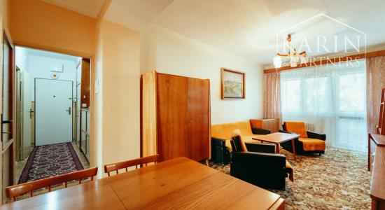 PRIESTRANNÝ 2i BYT S LOGGIOU A DVOMA PIVNICAMI