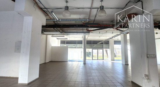 PRENÁJOM-Obchodné priestory 335 m2 s výkladmi do ulice-Tomášiková ul.