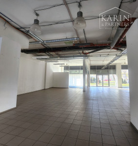 PRENÁJOM-Obchodné priestory 335 m2 s výkladmi do ulice-Tomášiková ul.