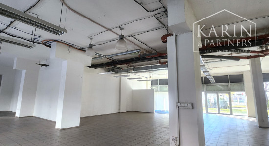 PRENÁJOM-Obchodné priestory 335 m2 s výkladmi do ulice-Tomášiková ul.