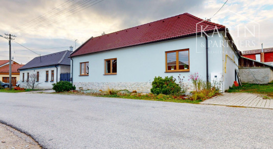 ZREKONŠTRUOVANÝ A ZARIADENÝ RODINNÝ DOM V KRÁĽOVEJ