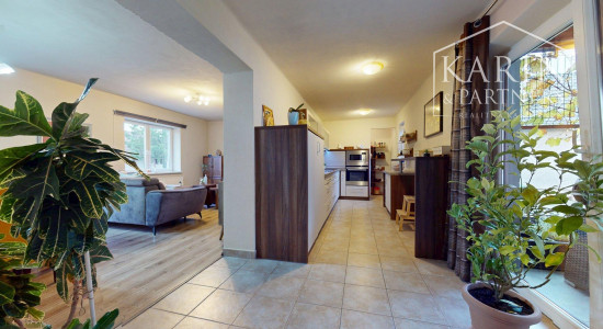 ZREKONŠTRUOVANÝ A ZARIADENÝ RODINNÝ DOM V KRÁĽOVEJ