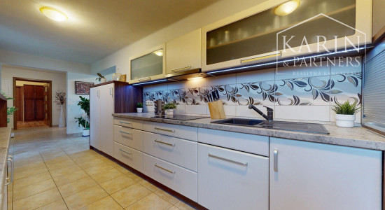 ZREKONŠTRUOVANÝ A ZARIADENÝ RODINNÝ DOM V KRÁĽOVEJ