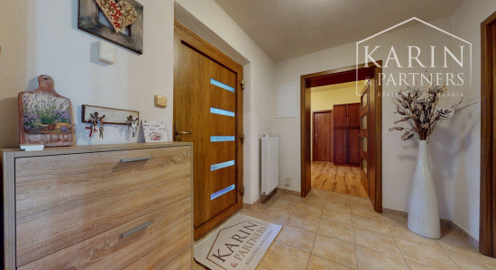 ZREKONŠTRUOVANÝ A ZARIADENÝ RODINNÝ DOM V KRÁĽOVEJ