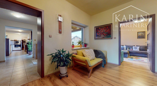 ZREKONŠTRUOVANÝ A ZARIADENÝ RODINNÝ DOM V KRÁĽOVEJ