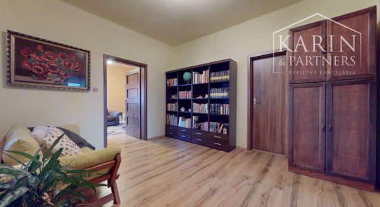 ZREKONŠTRUOVANÝ A ZARIADENÝ RODINNÝ DOM V KRÁĽOVEJ