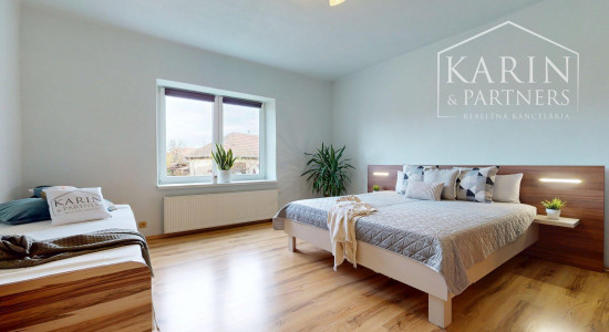 ZREKONŠTRUOVANÝ A ZARIADENÝ RODINNÝ DOM V KRÁĽOVEJ