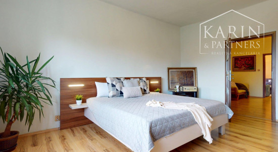 ZREKONŠTRUOVANÝ A ZARIADENÝ RODINNÝ DOM V KRÁĽOVEJ