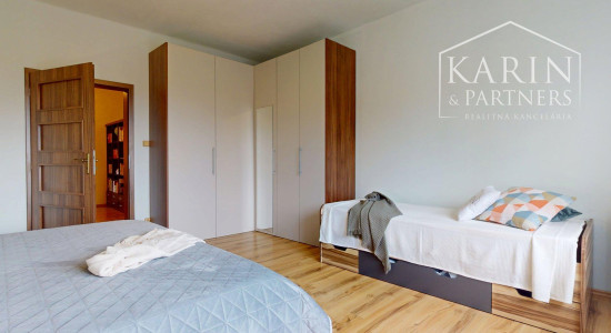 ZREKONŠTRUOVANÝ A ZARIADENÝ RODINNÝ DOM V KRÁĽOVEJ