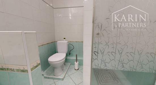 ZREKONŠTRUOVANÝ A ZARIADENÝ RODINNÝ DOM V KRÁĽOVEJ