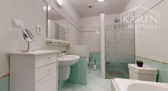 ZREKONŠTRUOVANÝ A ZARIADENÝ RODINNÝ DOM V KRÁĽOVEJ