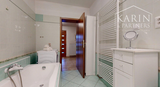 ZREKONŠTRUOVANÝ A ZARIADENÝ RODINNÝ DOM V KRÁĽOVEJ