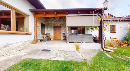 ZREKONŠTRUOVANÝ A ZARIADENÝ RODINNÝ DOM V KRÁĽOVEJ