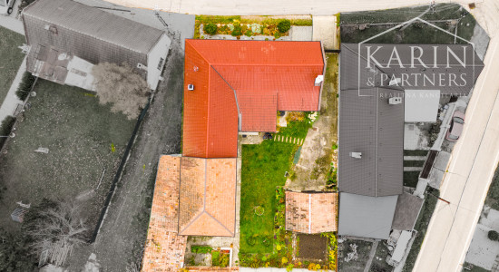 ZREKONŠTRUOVANÝ A ZARIADENÝ RODINNÝ DOM V KRÁĽOVEJ