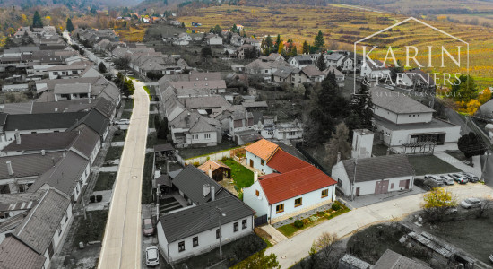 ZREKONŠTRUOVANÝ A ZARIADENÝ RODINNÝ DOM V KRÁĽOVEJ