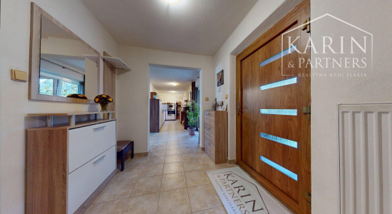 ZREKONŠTRUOVANÝ A ZARIADENÝ RODINNÝ DOM V KRÁĽOVEJ