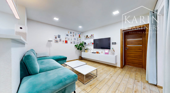 EXKLUZÍVNY, KOMPLETNE ZREKONŠTRUOVANÝ DOM S BAZÉNOM A LETNOU KUCHYŇOU