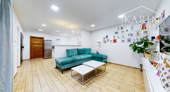 EXKLUZÍVNY, KOMPLETNE ZREKONŠTRUOVANÝ DOM S BAZÉNOM A LETNOU KUCHYŇOU