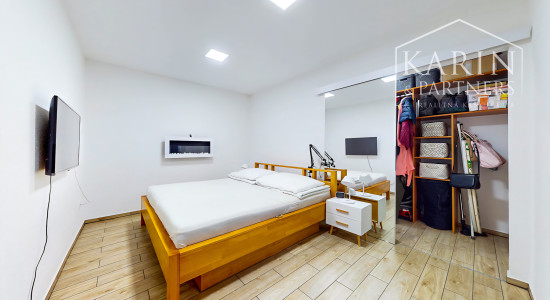 EXKLUZÍVNY, KOMPLETNE ZREKONŠTRUOVANÝ DOM S BAZÉNOM A LETNOU KUCHYŇOU