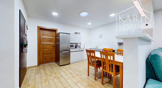 EXKLUZÍVNY, KOMPLETNE ZREKONŠTRUOVANÝ DOM S BAZÉNOM A LETNOU KUCHYŇOU