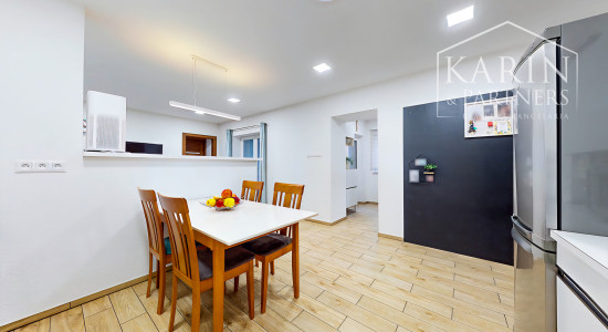 EXKLUZÍVNY, KOMPLETNE ZREKONŠTRUOVANÝ DOM S BAZÉNOM A LETNOU KUCHYŇOU