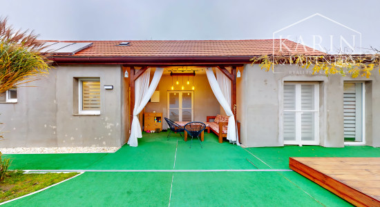 EXKLUZÍVNY, KOMPLETNE ZREKONŠTRUOVANÝ DOM S BAZÉNOM A LETNOU KUCHYŇOU