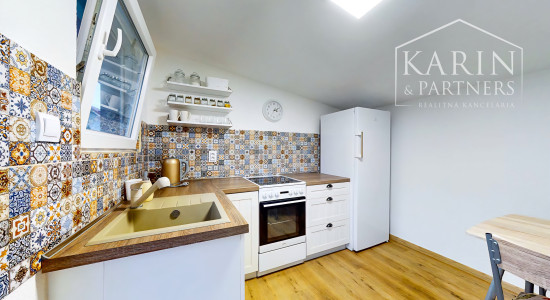 EXKLUZÍVNY, KOMPLETNE ZREKONŠTRUOVANÝ DOM S BAZÉNOM A LETNOU KUCHYŇOU