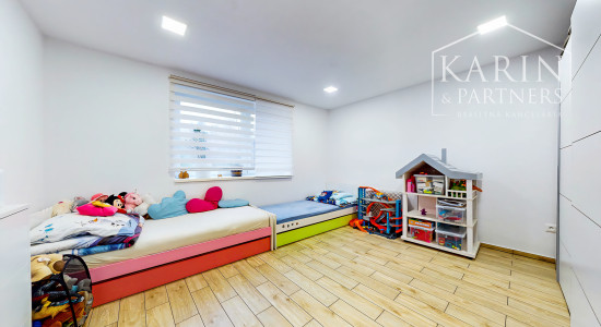 EXKLUZÍVNY, KOMPLETNE ZREKONŠTRUOVANÝ DOM S BAZÉNOM A LETNOU KUCHYŇOU