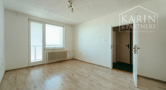 3i byt s dvoma balkónmi v blízkosti centra mesta Senica