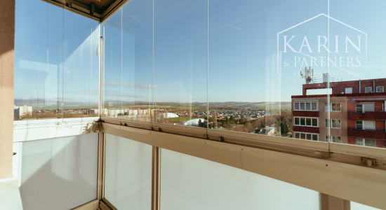 3i byt s dvoma balkónmi v blízkosti centra mesta Senica