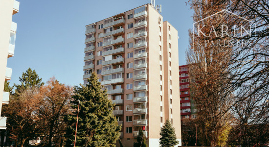 3i byt s dvoma balkónmi v blízkosti centra mesta Senica