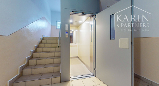 Priestranný 2-izbový Byt s Balkónom – Ul. Imatra, Zvolen (64 m²)