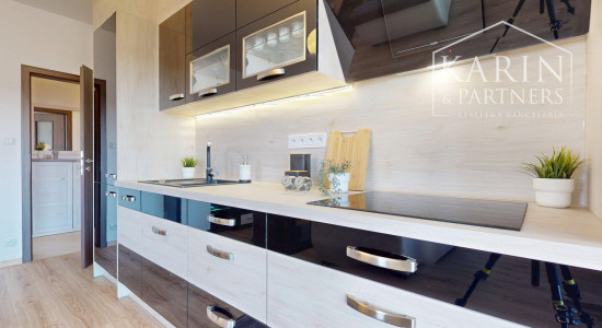 KOMPLETNE VKUSNE A KVALITNE ZARIADENÝ 2I BYT S LODŽIOU A GARÁŽOVÝM STOJISKOM